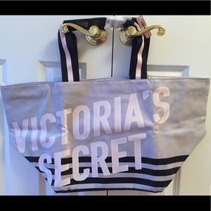 NWT Victoria’s Secret tote with zipper!!